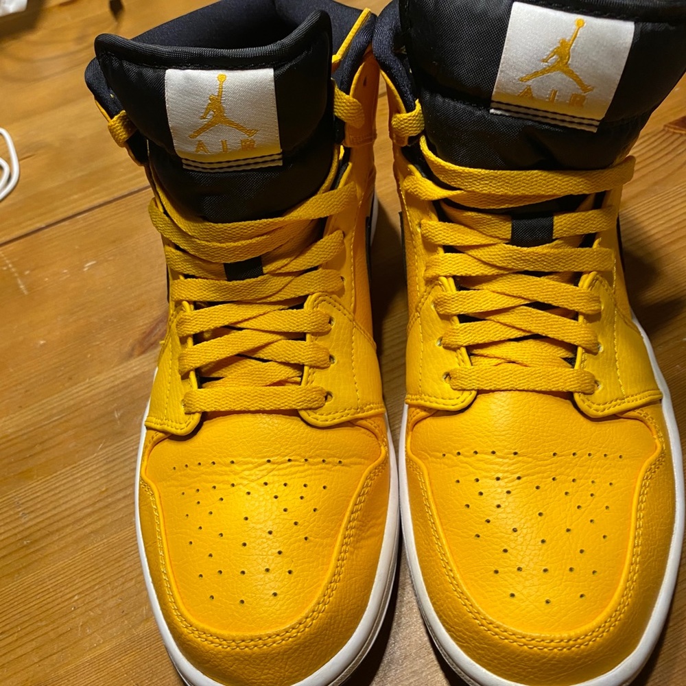 Jordan 1 mids size 10